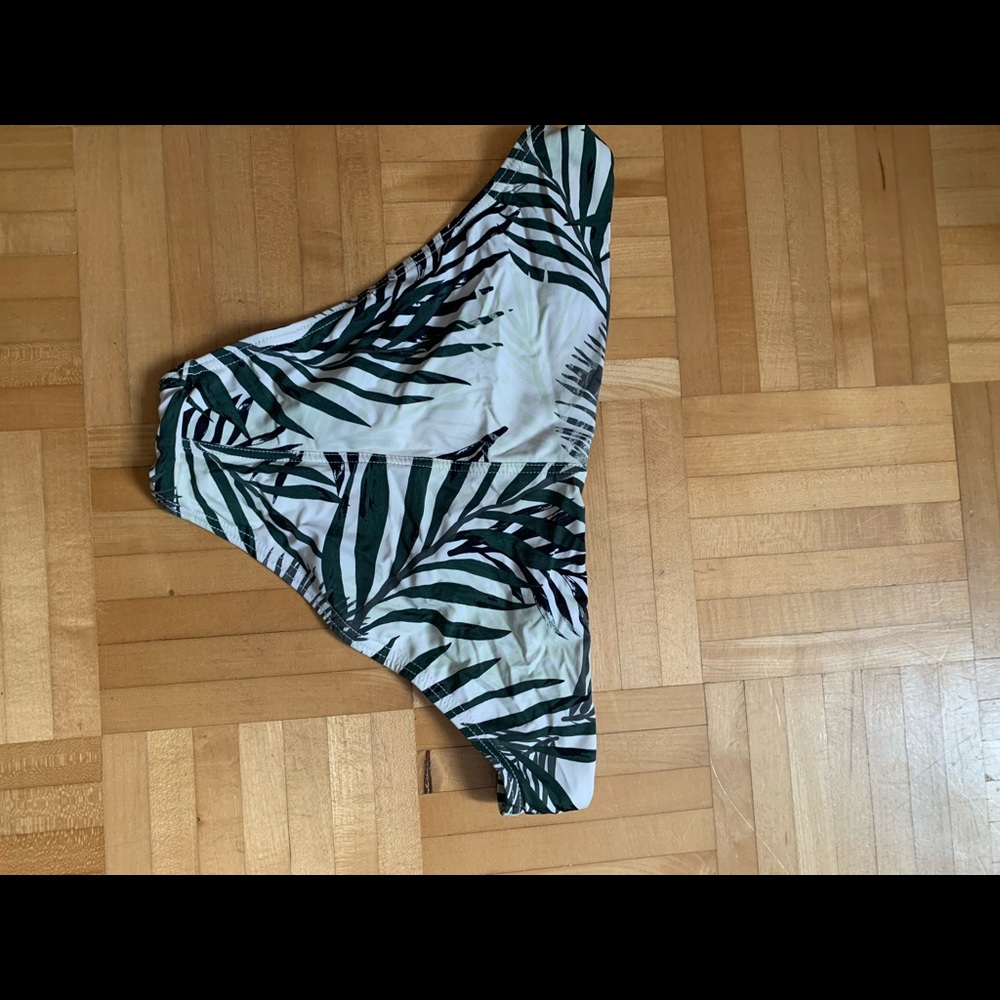 Bikini - Picture 3 of 5
